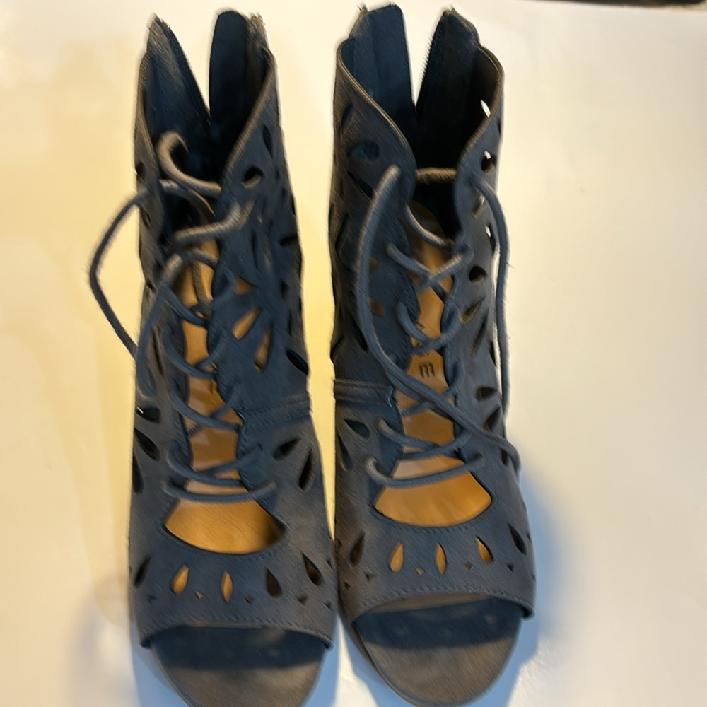 Rampage floral cut out open toe laced sandals 3 1/4 inch block heels size 6 - Picture 2 of 6